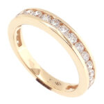 Anillo medio cintillo en oro amarillo 18 kilates con 21 brillantes de 0.9CT de diamante engastado en bisel. Talla 14.