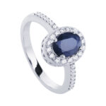 Anillo de la colección Bloom by Mery-Satt en plata 925 con zafiro azul natural de 2,33CT, rodeado de circonita suiza y circones pavé en el cuerpo. Talla 12.