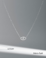 Collar en oro blanco 18 kilates con colgante diseño ojo turco con brillantes de 0.11ct de diamante, colgante mide 10 milímetros. Largo de cadena es 45 centímetros.