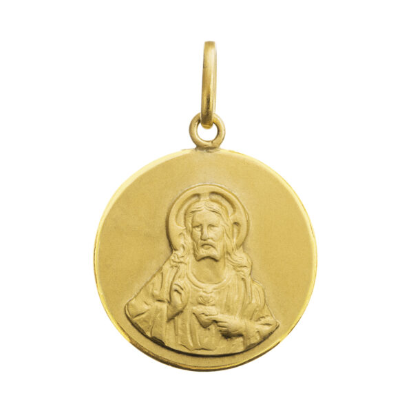 Medalla Escapulario Virgen del Carmen en forma redonda diseñada en oro amarillo de 18 kilates. En la parte frontal de la medalla encontramos a la Virgen del Carmen y en el reverso el Sagrado Corazón de Jesús. Mide 18 milímetros.