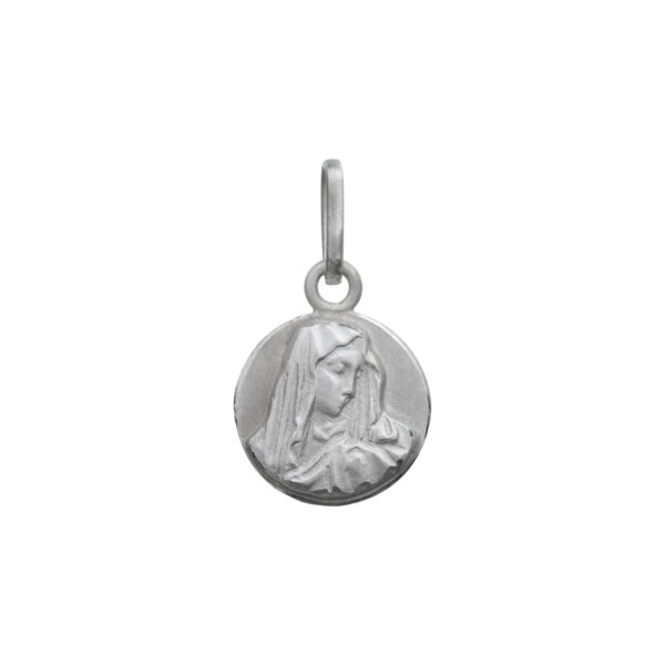 Medalla Virgen del Manto en forma redonda diseñada en plata 925. Mide 12 milímetros.